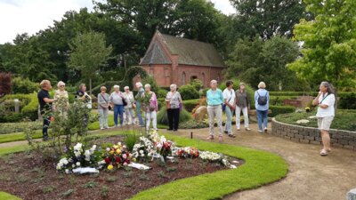 Friedhofsführung in Bardowick / LandFrauenverein Lüneburg (Bild vergrößern)