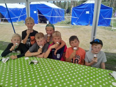 Foto zur Meldung: Ohne Handy in der Natur - Bürgermeister Axel Schmidt besucht Ferienkinder im EFFI-Sommercamp in Cumlosen