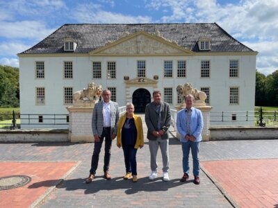 v. l. n. r. Bürgermeister Uwe Trännapp, Schulvorstandsvorsitzende Anke Alferts, Schulleiter Ude Goeman und Dezernent Dr. Thomas Mronga (Bild vergrößern)