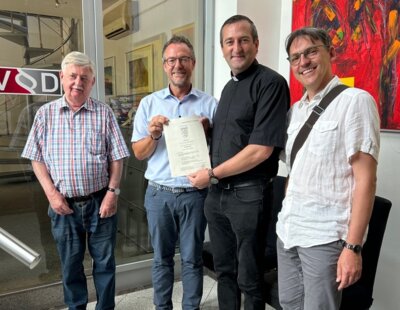 (von links) Stadtrat Karl Henning, Bürgermeister Thomas Eckhardt, Pfarrer Mario Lukes und Verwaltungsratsmitglied Tobias Rohner nach der Unterzeichnung des Kaufvertrages (Bild vergrößern)