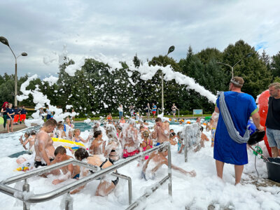 Neptun schmeißt im Hainholz-Schwimmbad wieder die Schaumkanone an. Foto: Katja Zeiger (Bild vergrößern)