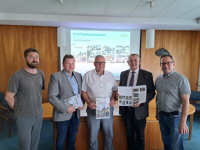 Übergabe der Gestaltungsfibel. Von Links: Roman Setschnoj (Architekturbüro Schöttner), 1. Bürgermeister Reiner Feulner (Schwarzenbach a.Wald), 1. Bürgermeister Stefan Busch (Selbitz), 1. Bürgermeister Frank Stumpf (Naila), Kersten Schöttner (Architekturbüro Schöttner) (Bild vergrößern)