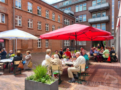 Sammeltassen-Erzählcafé während der Brandneburgischen Seniorenwoche im Juni. Foto: Beate Vogel (Bild vergr&ouml;&szlig;ern)