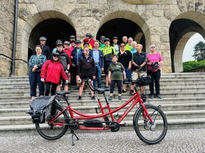 Die Teilnehmerinnen und Teilnehmer der Tandem-Tour vor dem Wittenberger Rathaus I Foto: Martin Ferch (Bild vergrößern)
