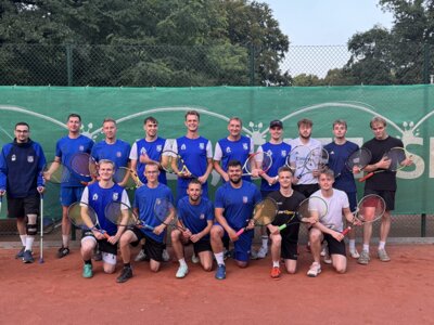 Training mal anders: 1.Mannschaft vom FC Blau Weiß Wusterhausen besucht Tennislcub
