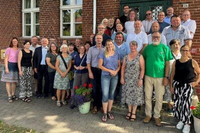 Gruppenbild mit allen Teilnehmenden der Preisverleihung vor dem Dorfgemeinschaftshaus Altfriesack. © LK OPR
