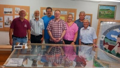 Vorsitzender BuHV Untermaßfeld Uwe Bornkessel, Schatzmeister BuHV Creuzburg Wolfgang Bischoff, Vorsitzender BuHV Creuzburg Peter Baum, stellv. Vorsitzender BuHV Creuzburg Ronny Schwanz und Schatzmeisterin BuHV Untermaßfeld Karina Eckardt sowie der stellv. Vorsitzende BuHV Untermaßfeld Albrecht Schmidt und Vereinsmitglied Dr. Jürgen Plötner vom BuHV Untermaßfeld im Foyer des Zuchthaus-Museums (v.l.n.r.) Bild:BuHV