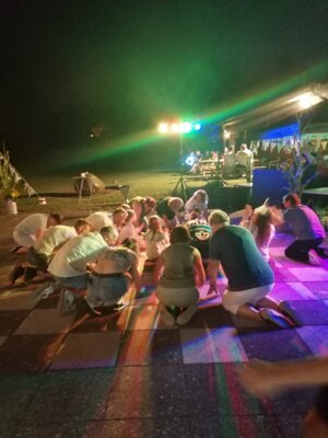 Super Stimmung nicht nur beim Titel von Queen „We will rock you“ beim Dorffest in Göhlen