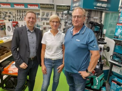 Foto zur Meldung: Glückwünsche des Bürgermeisters: Silvia und Hans-Peter Steinke blicken auf 25 Jahre „S. Steinke Fachgroßhandel“ zurück