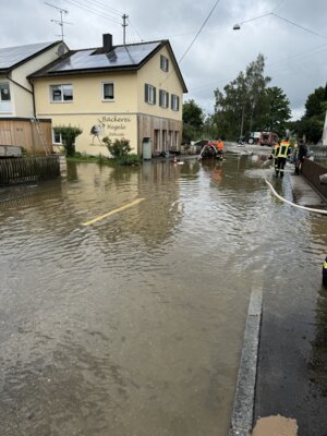 So stand das Hochwasser im Juni 2024 in der Unteren Hauptstraße in Wörleschwang / Fotograf: Markt Zusmarshausen