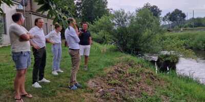 Hubert Hegele, Bürgermeister Bernhard Uhl, Sarah Nuffer (Geschäftsführerin der Firma Wipfler Fenster+Fassaden) Dr. Oliver Chmiel vom Wasserwirtschaftsamt Donauwörth und Armin Nuffer (Geschäftsführender Gesellschafter der Firma Wipfler Fenster+Fassaden) an der Zusam in Wörleschwang, wo vor etwas mehr als neun Wochen das Hochwasser stand. / Fotograf: Markt Zusmarshausen (Bild vergrößern)