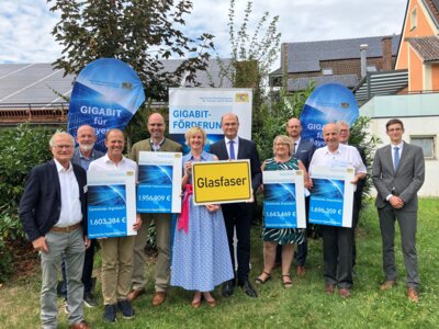 FÜRACKER ÜBERGIBT GIGABIT-FÖRDERBESCHEIDE AN AIGLSBACH, ATTENHOFEN, ELSENDORF UND VOLKENSCHWAND (Bild vergrößern)