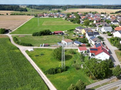 Im Westen der Ortschaft Seuversholz verläuft am Ortsrand eine Hochspannungsleitung, für die ein Ersatzneubau durch den Betreiber geplant ist. (Bild vergrößern)