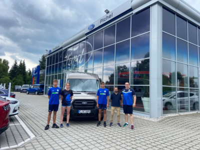 Schwimmclub Chemnitz fährt Ford (Bild vergrößern)