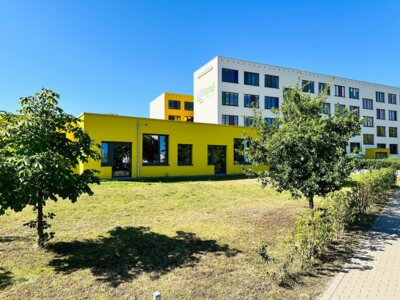 Elblandgrundschule mit Schulerweiterungsbau im Vordergrund I Foto: Martin Ferch (Bild vergrößern)