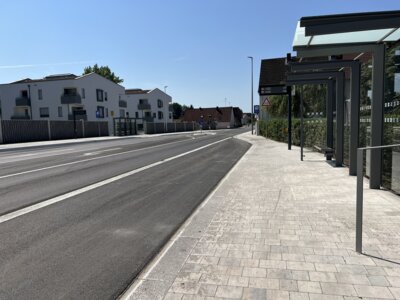 Fertiggestellte Straße mit Bushaltestelle und elektronischen Fahrgastanzeiger