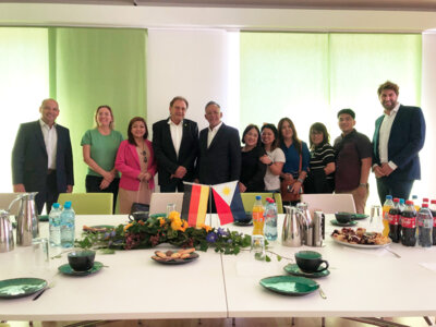 Ernesto Adobo, Staatssekretär aus den Philippinen (Ministerium für Umwelt und natürliche Ressourcen) wurde heute mit seinen 6 Delegierten und der GIZ im Grünheider Rathaus von Bürgermeister Arne Christiani herzlich empfangen. Foto: Ariane Kaatz (Bild vergrößern)