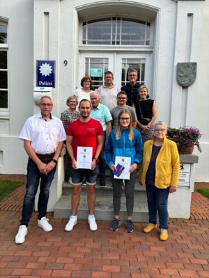 Erste Reihe v. l. n. r. Bürgermeister Uwe Trännapp, Europameister Tobias Djüren, Europameisterin Cosima Jahnke, Anke Alferts (Bild vergrößern)