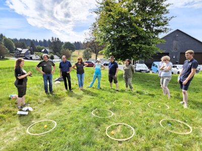 Projektleiterin Romy Weisheit zeigt u.a. den Mitarbeitern der Nationalen Naturlandschaften in Thüringen Module, die sie in ihre Umweltbildungsarbeit integrieren können. (Bild vergrößern)