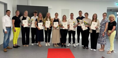 (von links) Stellv. Verwaltungsleiter Peter Hoefel, Landrätin Nicole Rathgeber, Marlene Zündel, Julian Raub, Jacqueline Hobbie, Sophie Hohmann, Sophie Schierl, Alina Lenz, Damian Ebeling, Mika Koch, Laura Döhle, Hanna Beck, Fachbereichsleiterin Personal und Zentrale Dienste Theresa Sasse und Personalrätin Anita Menda (Bild vergrößern)