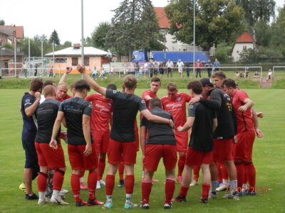 Als geschlossenes Team eng zusammenhalten, ein wichtiger Aspekt für das Seenland Team in dieser Pokalbegegnung. (Bild vergrößern)