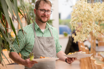 David Liebig übernahm 2019 das Café und Restaurant „Flora“ in Mulda. Foto: Bianka Behrami (Bild vergr&ouml;&szlig;ern)