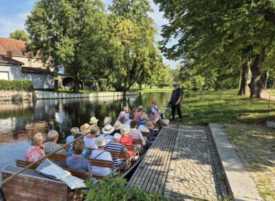 Foto zur Meldung: Senioren pflegen Kontakte bei einer Kahnfahrt in Perleberg