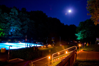 Foto zur Meldung: Candle-Light-Schwimmen im Freibad 