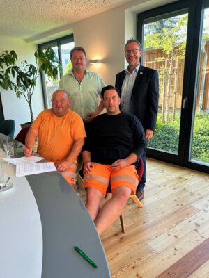 Erfolgreiche Vertragsunterzeichnung – Bürgermeister Ralf Hilmes und Thomas Eckhardt (Zweckverband InKomZ) und Thomas Ebert und Michael Schäfer von der Firma Verkehrstechnik Nordhessen GmbH (Bild vergr&ouml;&szlig;ern)