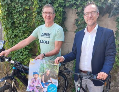 Mitarbeiter Rainer Becker und Bürgermeister Thomas Eckhardt werben für die Teilnahme beim STADTRADELN (Bild vergr&ouml;&szlig;ern)
