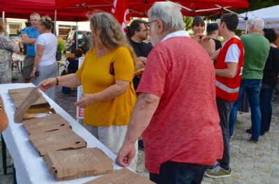„Pizza und Politik“ in Luckau. Kommunalpolitiker und Sympathisanten von Parteien blieben weitgehend unter sich. Foto: Andreas Staindl (Bild vergrößern)