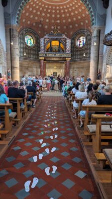 Abschlussgottesdienst an der Grundschule: Spuren hinterlassen (Bild vergrößern)