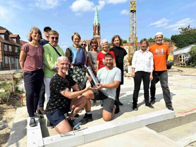 Die Mitglieder der Baugruppe Burgstraße versenken eine Zeitkapsel I Foto: Martin Ferch (Bild vergrößern)