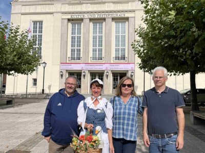 Christophe Varoquier, Stadtführerin Birgit Leppin, Marita Fritsch (Beauftragte für internationale Beziehungen der Stadt Wittenberge) und Pascal Périn (von links) (Bild vergrößern)