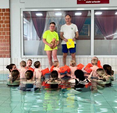 Babyschwimmen im Hallen- und Freibad Immenhausen (Bild vergrößern)