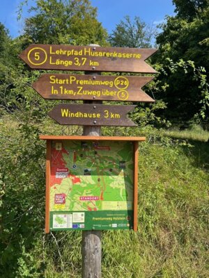 Gut beschildert führt der neue Premiumwanderweg P 26 „Holstein“ und „Lehrpfad Husarenkaserne“ durch eine wunderschöne und abwechslungsreiche Landschaft (Bild vergr&ouml;&szlig;ern)