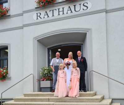 Bild von links: Erster Bürgermeister Stefan Busch, das Brautpaar und die beiden Blumenmädchen Annabell und Amy (Bild vergrößern)