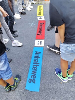 "Achtung Auto" zu Besuch bei den 5. Klassen (Bild vergrößern)