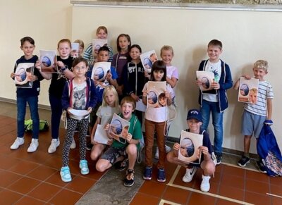 Nach einem erfolgreichen Fotoshooting kehrten gut gelaunte Kinder in ihre Heimat zurück.