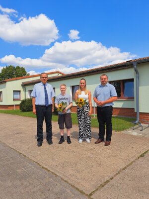 Gruppenbild vor der Gemeinde