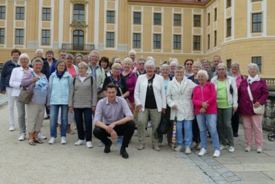 Gruppenfoto vor der Schlosskulisse Moritzburg