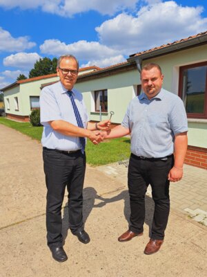 Obligatorische Schlüsselübergabe der Gemeinde Gumtow zum Wechsel des hauptamtlichen Bürgermeisters