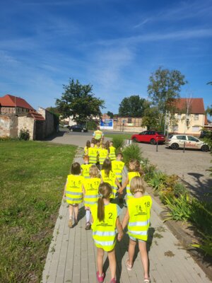 Unsere Schülerinnen und Schüler der 1. und 2. Klasse üben den „Sicheren Schulweg“