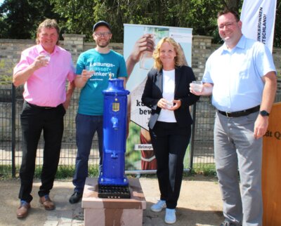 Trinkbrunnen am zukünftigen Burgspielplatz ist eingeweiht - v.l.n.r: Uwe Störzner, Geschäftsführer der MIDEWA, Samuel Höller, Geschäftsführer des Vereins a tip:tap e.V., Steffi Lemke, Bundesumweltministerin, Andreas Nette, Bürgermeister Stadt Querfurt