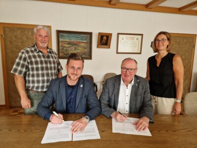 [Foto v.l.n.r.: Erster Beigeordneter Burkhardt Raatz, Bürgermeister Jonas Korell, Bürgermeister Klaus Wagner, Beigeordnete Barbara Charlotte May] (Bild vergrößern)