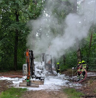 Diebstahl und Brand zweier Minibagger (Bild vergrößern)