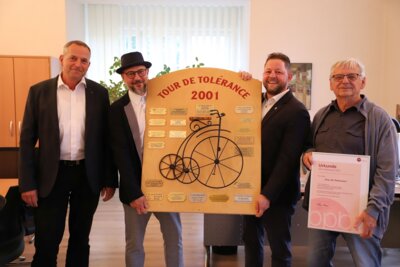 Unser Bild zeigt Fahrradbeauftragten Thomas Zylla, Bürgermeister Heiko Richter, Bürgermeister Sebastian Busse (Kremmen) und Günter Grützner (Organisator) bei der Staffelübergabe.