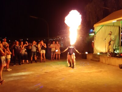 Feuershow und Live-Band (Bild vergrößern)