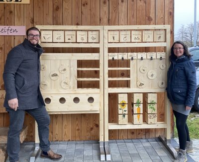 Matthias und Jenny Heilig an ihrer neuen interaktiven Spielewand für kleine Hobbygärtner (Bild vergrößern)