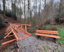 Aufnahme der neuerstellten, barrierearmen Brücke mit Sitzgelegenheit (Bild vergrößern)